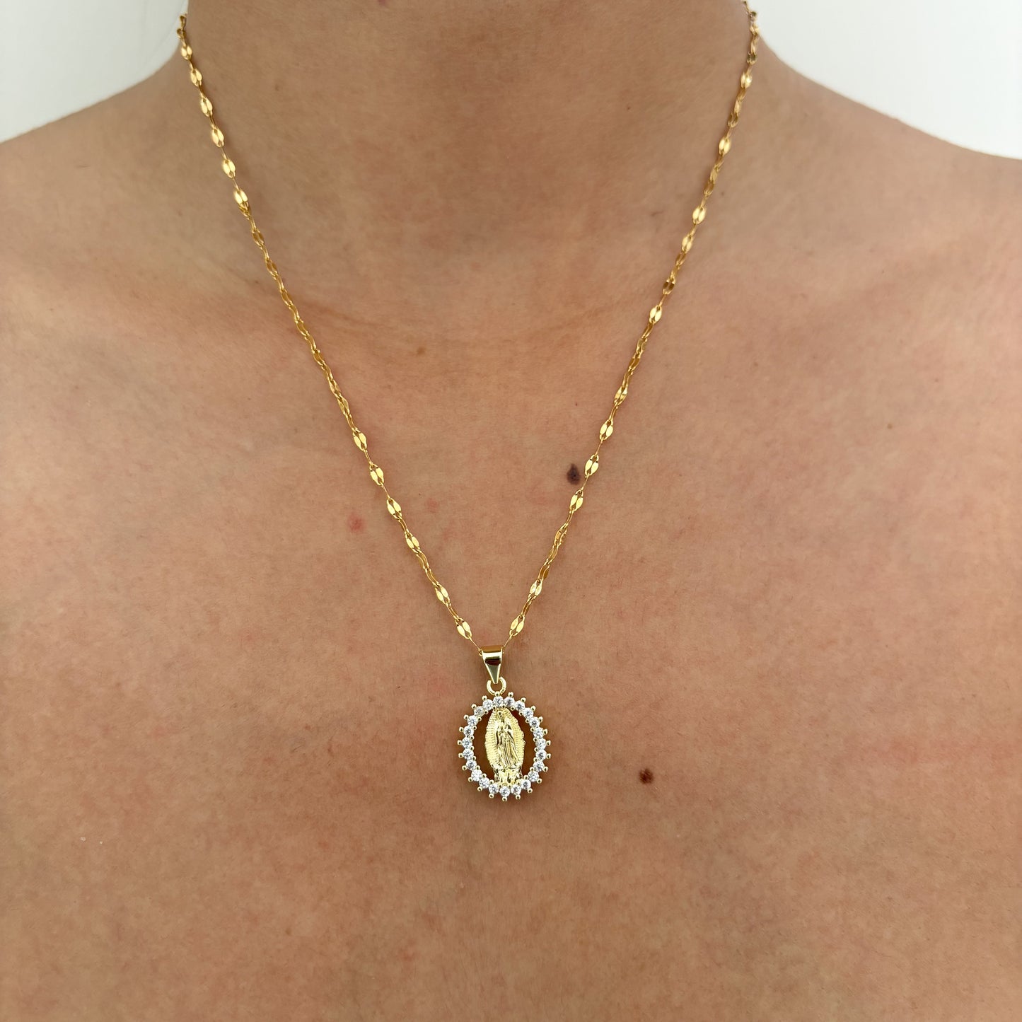 Cadena Virgen de Guadalupe Circon Ovalo