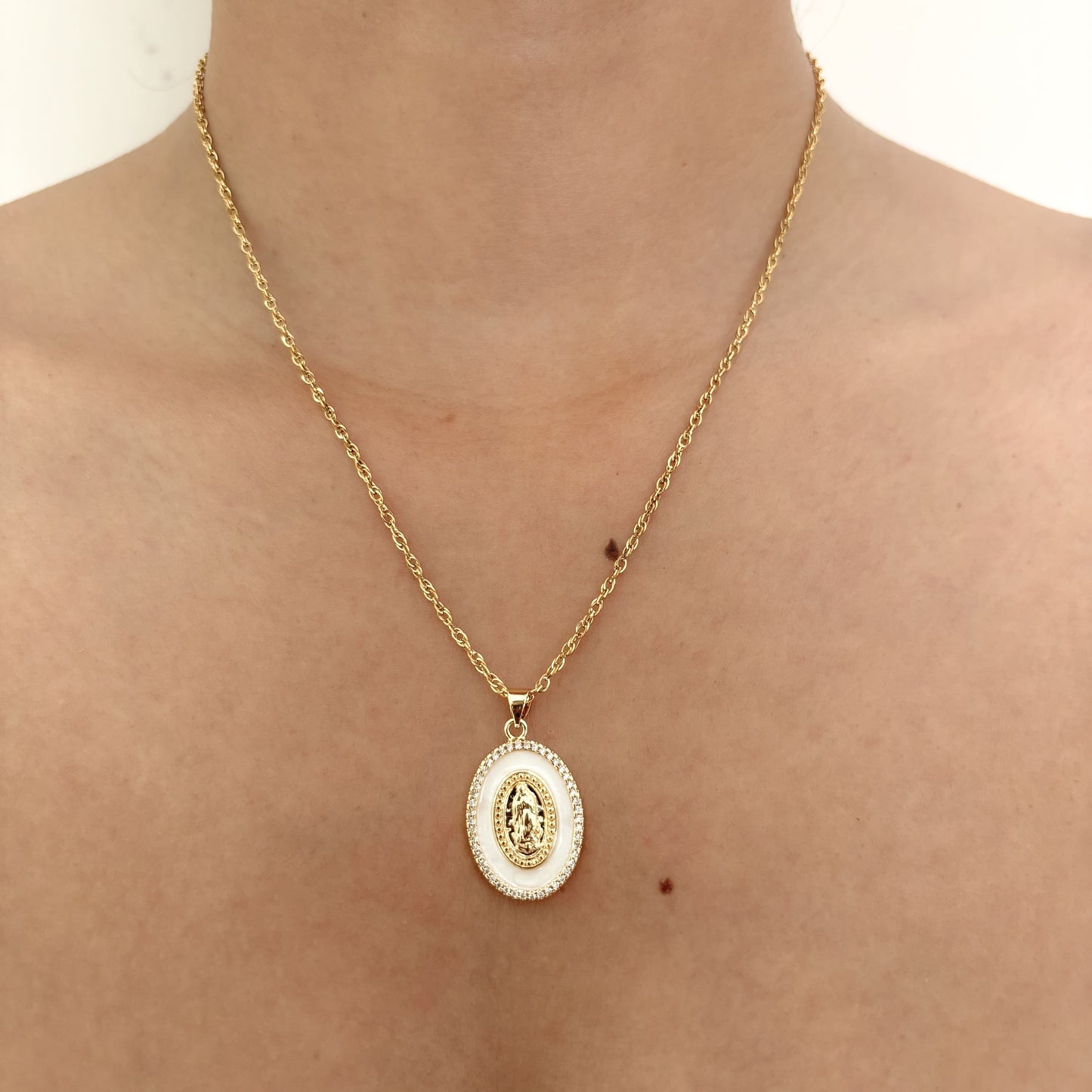 Cadena Virgen de Guadalupe Nacar Ovalo