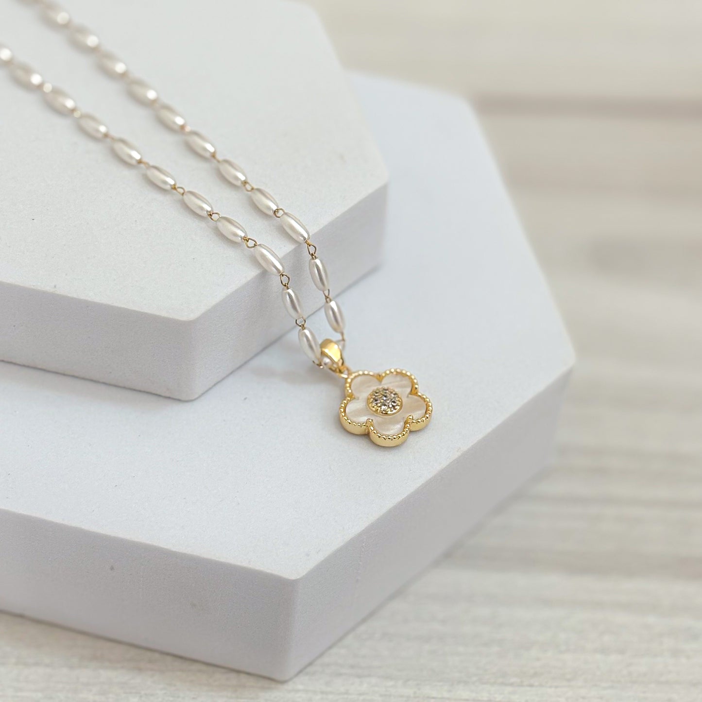 Cadena Tipo Perla Con Flor Fondo Nacar