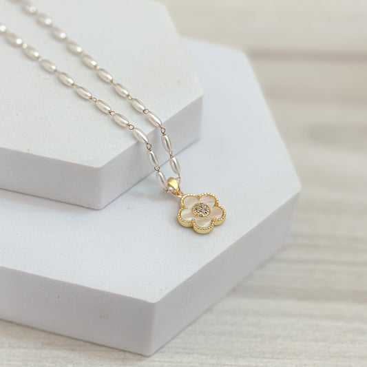 Cadena Tipo Perla Con Flor Fondo Nacar